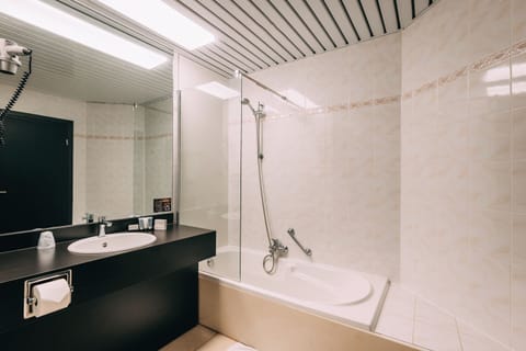 Combined shower/tub, jetted tub, free toiletries, hair dryer