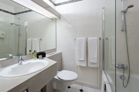 Combined shower/tub, hair dryer, towels