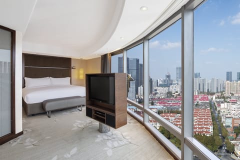 Premium bedding, minibar, in-room safe, desk