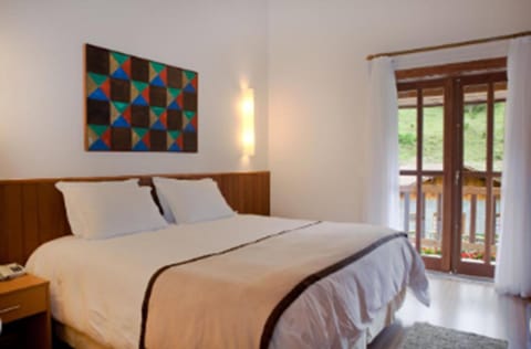 Quarto Deluxe Especial | Hypo-allergenic bedding, minibar, in-room safe, blackout drapes