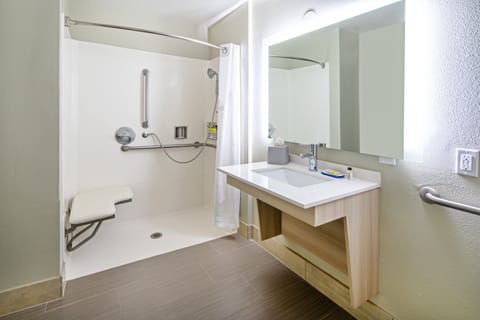 Standard Room, 1 King Bed, Roll-in Shower (Communications, Mobility Accessible) | Bathroom | Combined shower/tub, hair dryer, towels