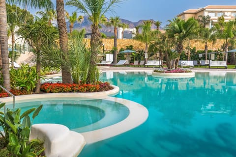 3 outdoor pools, pool umbrellas, sun loungers