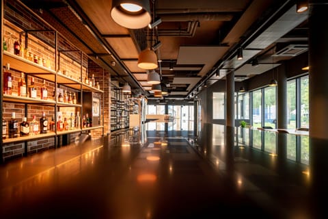 Serves lunch and dinner