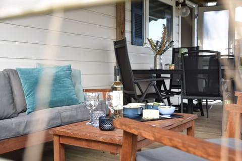 Bungalow, 2 Bedrooms, Balcony | Living room