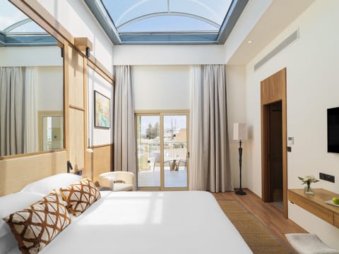 Executive Suite, Hot Tub, Executive Level | Down comforters, minibar, in-room safe, individually decorated