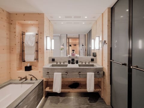 Junior Suite | Bathroom | Free toiletries, hair dryer, bathrobes, slippers