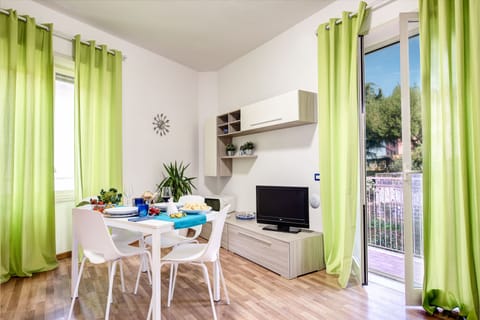 Apartment | Living area | 21-inch flat-screen TV with satellite channels, TV