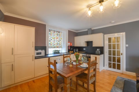 Apartment, 1 Bedroom (The Gallery) | Private kitchen | Fridge, microwave, oven, stovetop