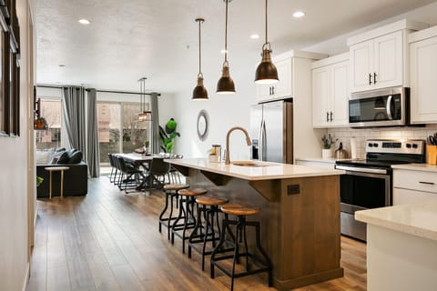 Townhome, 6 Bedrooms | Private kitchen | Fridge, oven, coffee/tea maker, toaster