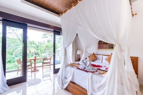 Studio with Balcony | Minibar, in-room safe, desk, soundproofing