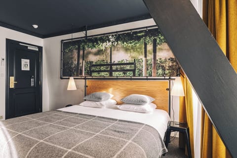 Premium bedding, in-room safe, desk, blackout drapes