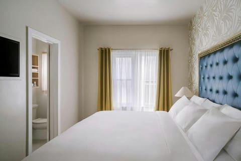 Deluxe Room, 1 King Bed | Premium bedding, individually furnished, laptop workspace