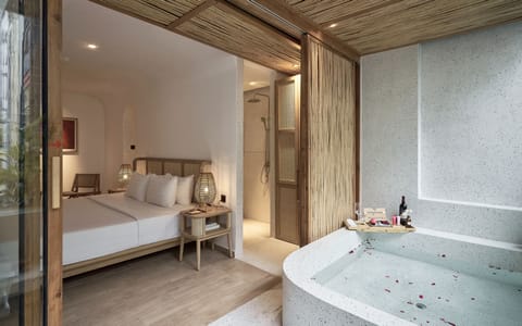 Junior Suite With Balcony | Minibar, in-room safe, desk, free WiFi
