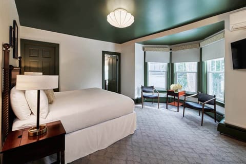 Deluxe Queen | Egyptian cotton sheets, premium bedding, free WiFi, bed sheets