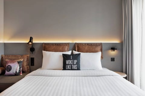 Room, 1 Queen Bed | Desk, laptop workspace, blackout drapes, soundproofing