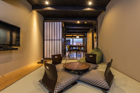 Traditional House | Living area | 50-inch flat-screen TV with digital channels, TV