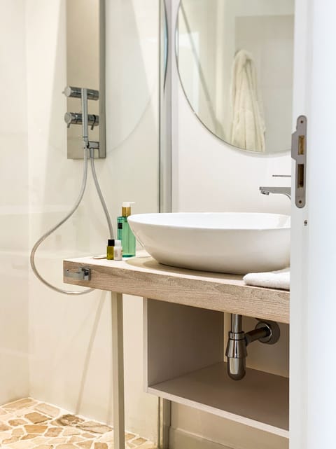 Shower, rainfall showerhead, free toiletries, hair dryer