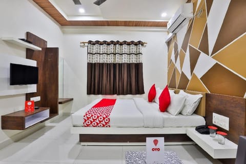 Deluxe Room (AC) | Free WiFi, bed sheets