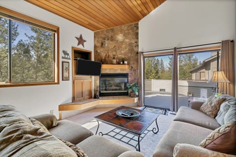 House, 4 Bedrooms | Living room | Fireplace