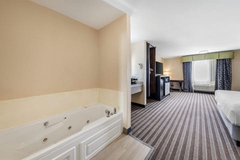 Suite, 1 King Bed, Non Smoking, Jetted Tub | Desk, laptop workspace, blackout drapes, soundproofing
