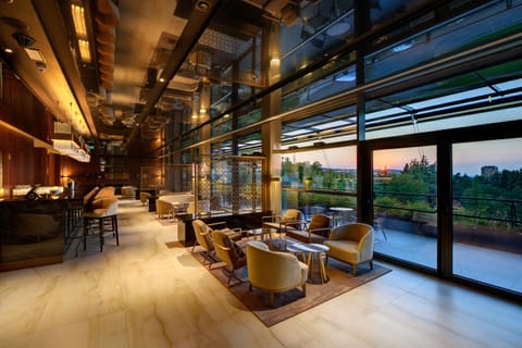 3 bars/lounges, poolside bar