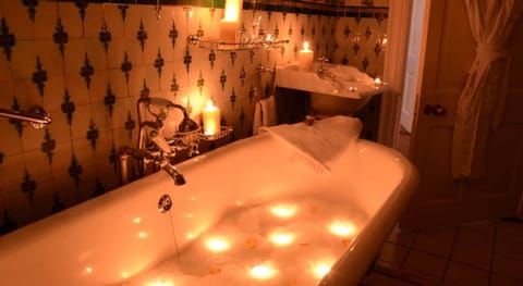 Deep soaking bathtub