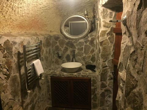 Shower, rainfall showerhead, free toiletries, hair dryer