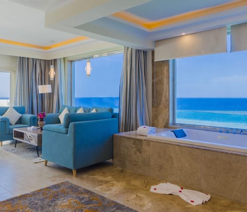 Panoramic Suite | Minibar, in-room safe, desk, blackout drapes