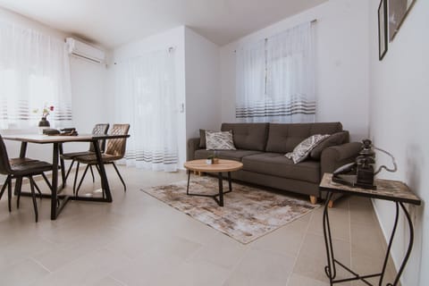 Apartment | Living area | Flat-screen TV