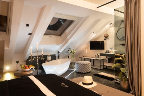 Romantic Double Room, 1 King Bed, Bathtub (on the 4th floor) | Premium bedding, memory foam beds, in-room safe, individually decorated