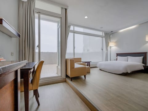 Family Suite | Desk, laptop workspace, free WiFi, bed sheets