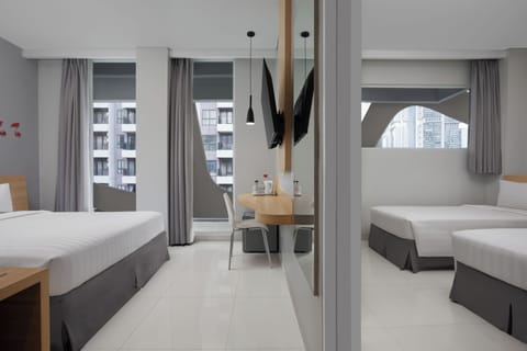 Deluxe Room | Minibar, in-room safe, desk, soundproofing