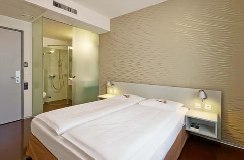 Business Room, 1 Queen Bed | Egyptian cotton sheets, hypo-allergenic bedding, in-room safe, desk