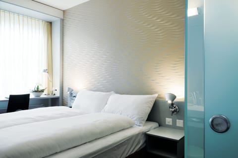 Business Room, 1 Queen Bed | Egyptian cotton sheets, hypo-allergenic bedding, in-room safe, desk