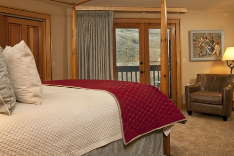 Blackout drapes, free WiFi, bed sheets