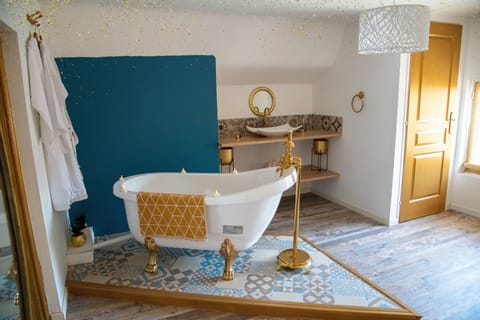 Deluxe Suite, Hot Tub (Paris) | Bathroom | Towels