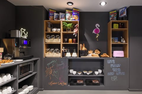 Daily continental breakfast (CHF 21 per person)