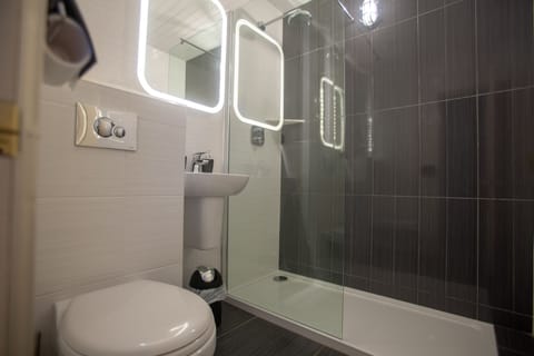 Shower, rainfall showerhead, free toiletries, hair dryer