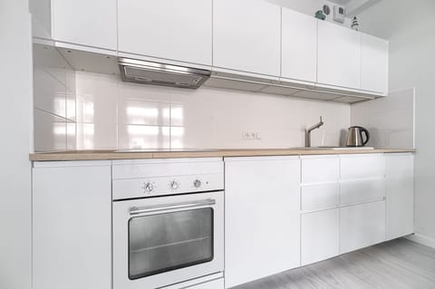 Standard Studio | Iron/ironing board, bed sheets