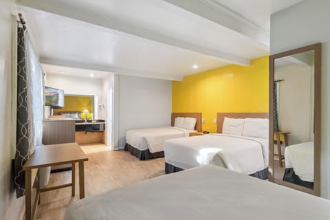 Basic Triple Room | Desk, laptop workspace, free WiFi, bed sheets