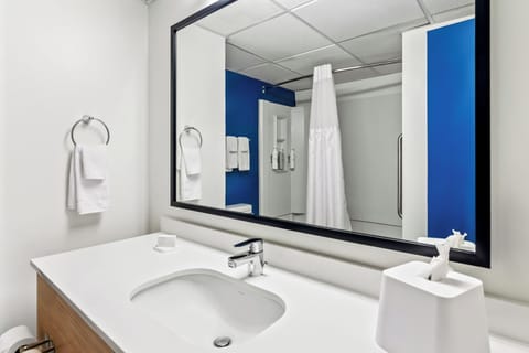 Combined shower/tub, free toiletries, hair dryer, towels