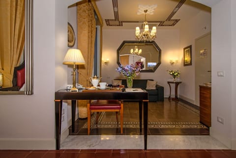 Junior Studio Suite | Room service - dining