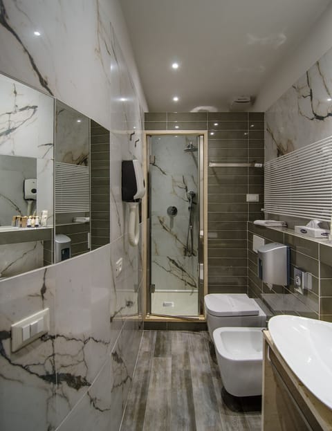 Shower, rainfall showerhead, free toiletries, hair dryer