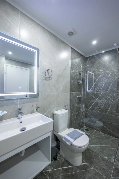 Quadruple Room With Balcony | Bathroom | Shower, rainfall showerhead, hair dryer, slippers