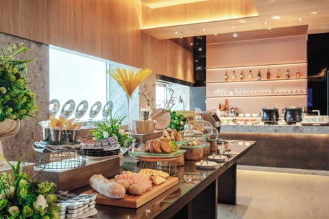 Daily cooked-to-order breakfast for a fee