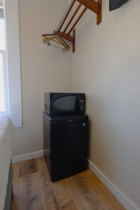 Room, 1 Queen Bed, Interior View | Mini-refrigerator