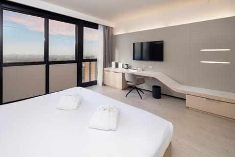 Deluxe Room, 1 King Bed, Smoking | Minibar, in-room safe, individually decorated, desk