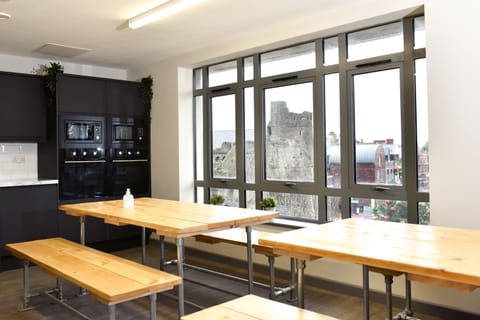 Full-size fridge, microwave, oven, dishwasher