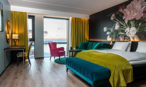 Business Room, Non Smoking | Minibar, in-room safe, desk, laptop workspace