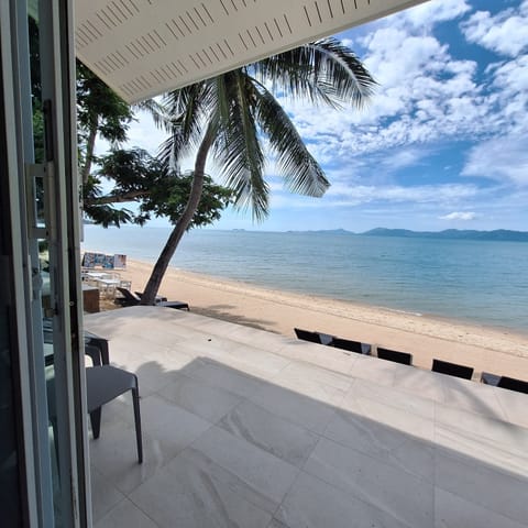 Superior Beachfront | Living area | 32-inch TV with cable channels